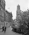 855184 Gezicht op de voorgevel van het Stadhuis (Stadhuisbrug 1) te Utrecht, waar de vlaggen van Utrecht en Hannover ...